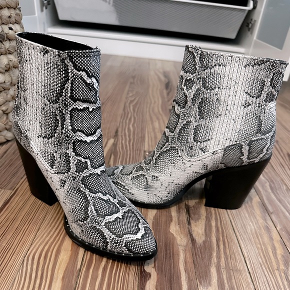 Faux snakeskin booties with Low heel. - Picture 1 of 2